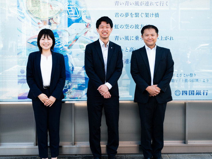 （杉本さん(左)・西村さん(中)・光延さん(右)｜本社前）